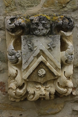 Chateau-neuf-de-Mazenc - blason sculpté